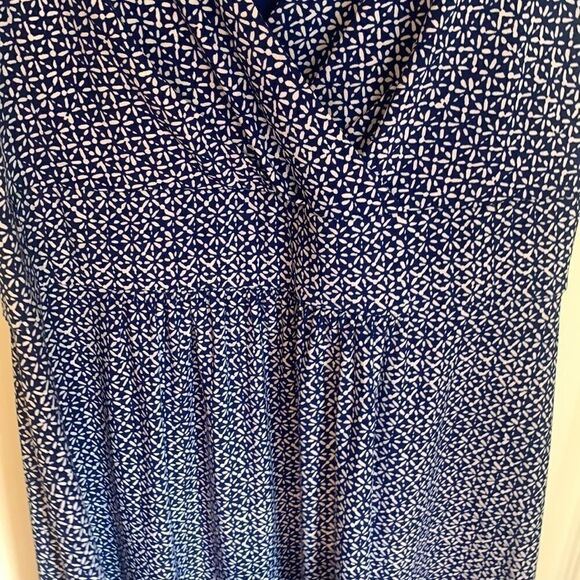 Beautiful white and blue star pattern dress - Picture 5 of 5